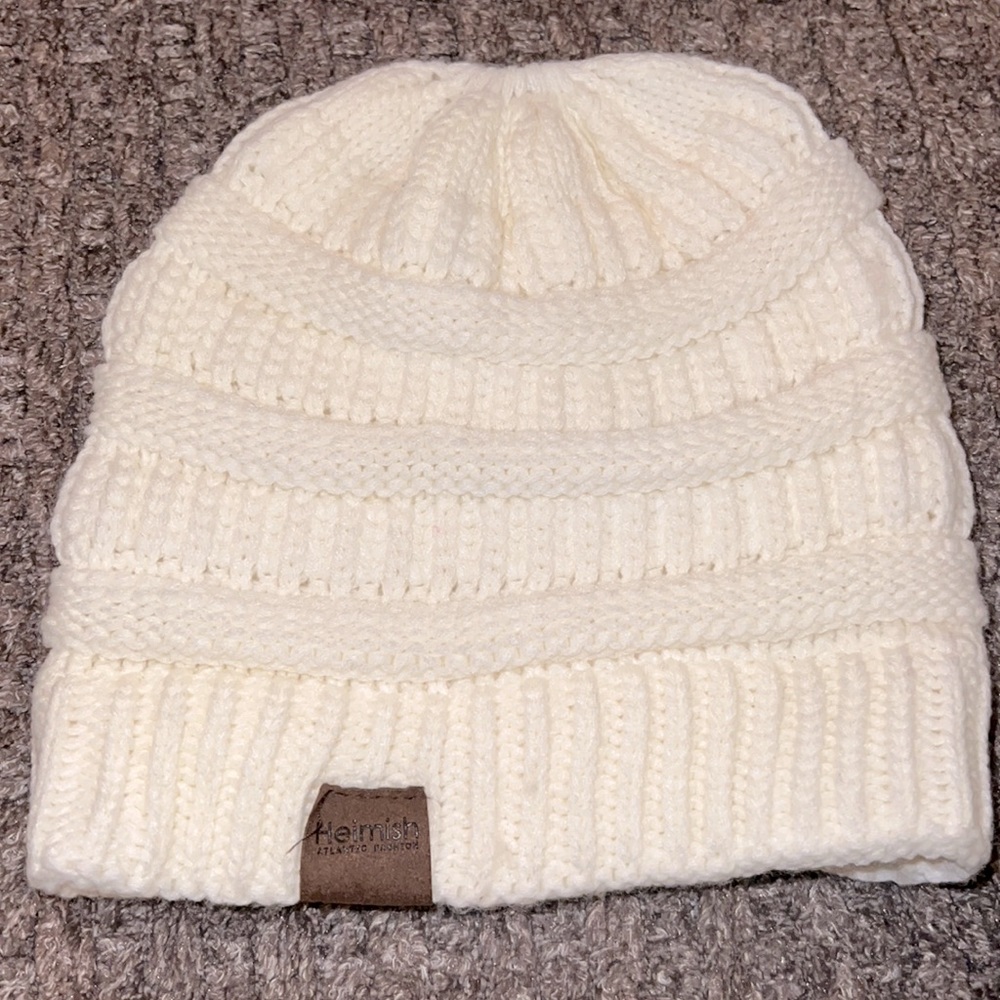Beanie with ponytail opening